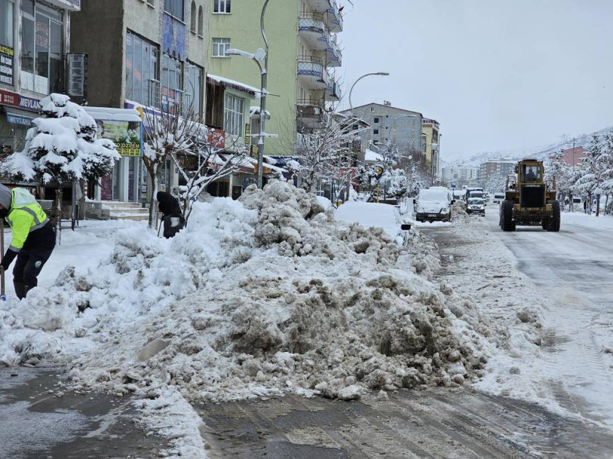 Güroymak'ta karla mücadele sürüyor