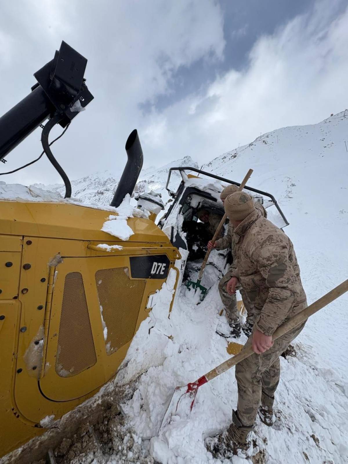 Şırnak'ta köy yolunda çalışma yapan iş makinesinin üzerine çığ düştü