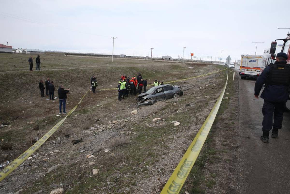 Muş'ta şarampole devrilen otomobilin sürücüsü öldü, 1 kişi yaralandı