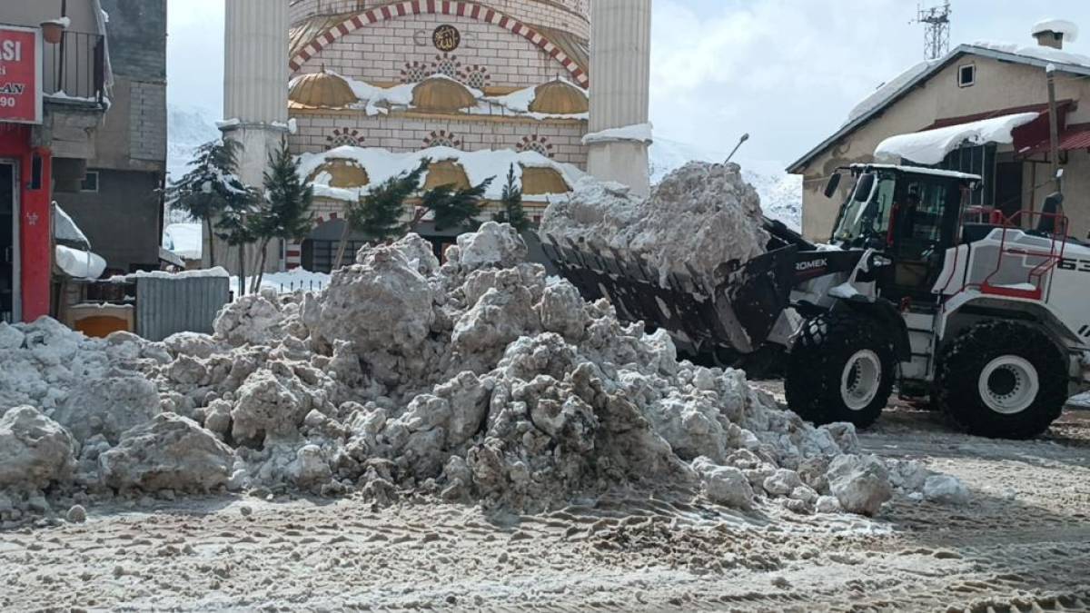 Siirt, Şırnak ve Bingöl'de kar nedeniyle 95 yerleşim yerine ulaşım sağlanamıyor