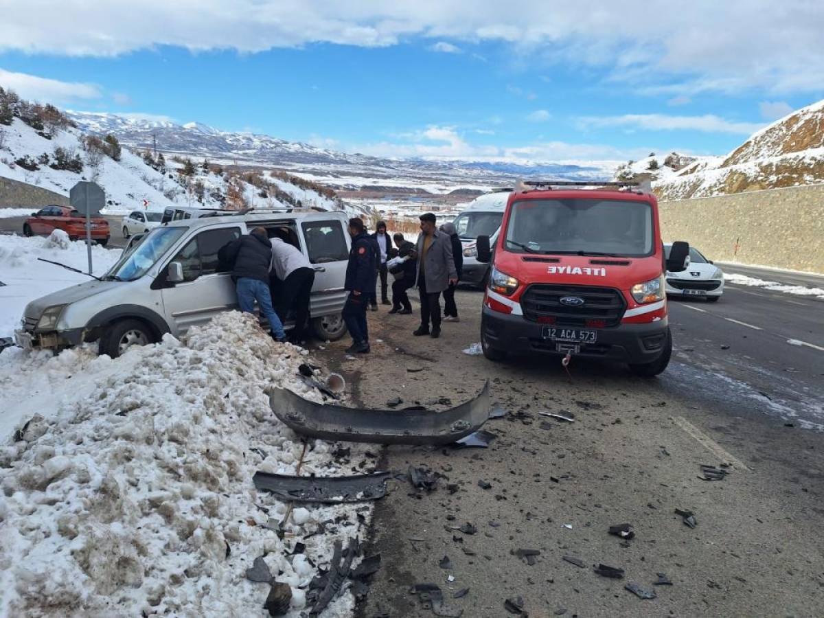 Bingöl'de otomobil ile hafif ticari aracın çarpıştığı kazada 4 kişi yaralandı