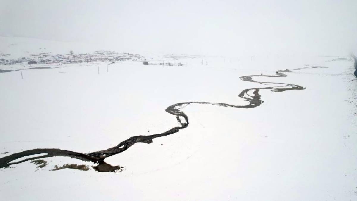 Ardahan'ın Göle Ovası'ndaki karla kaplı menderesler dronla görüntülendi