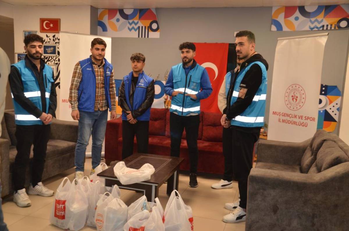 Muş'ta iftara yetişemeyenlere su ve hurma ikramı