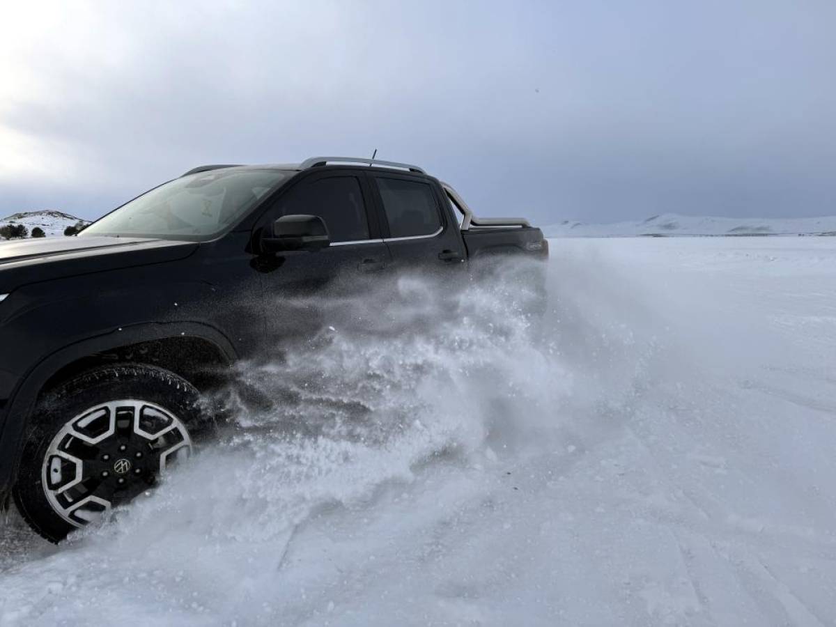 Aracıyla buzla kaplı Çıldır Gölü üzerinde gezinti yaptı