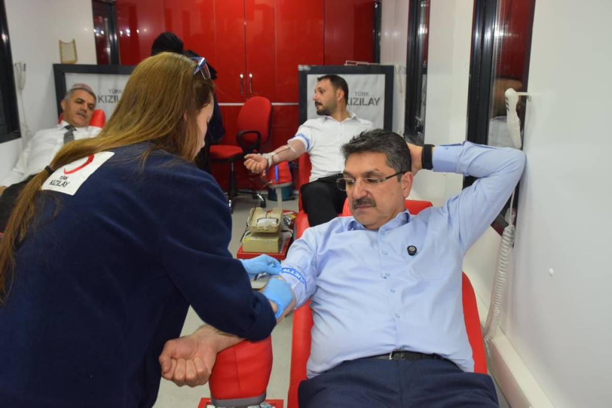 AK Partili Nasıroğlu ve Şansi kan bağışında bulundu