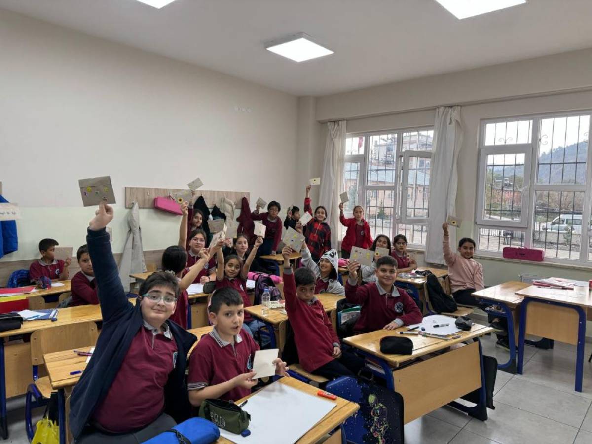 Keban'da öğrenciler "Yaşlılar Haftası"nda aile büyüklerine mektup yazdılar