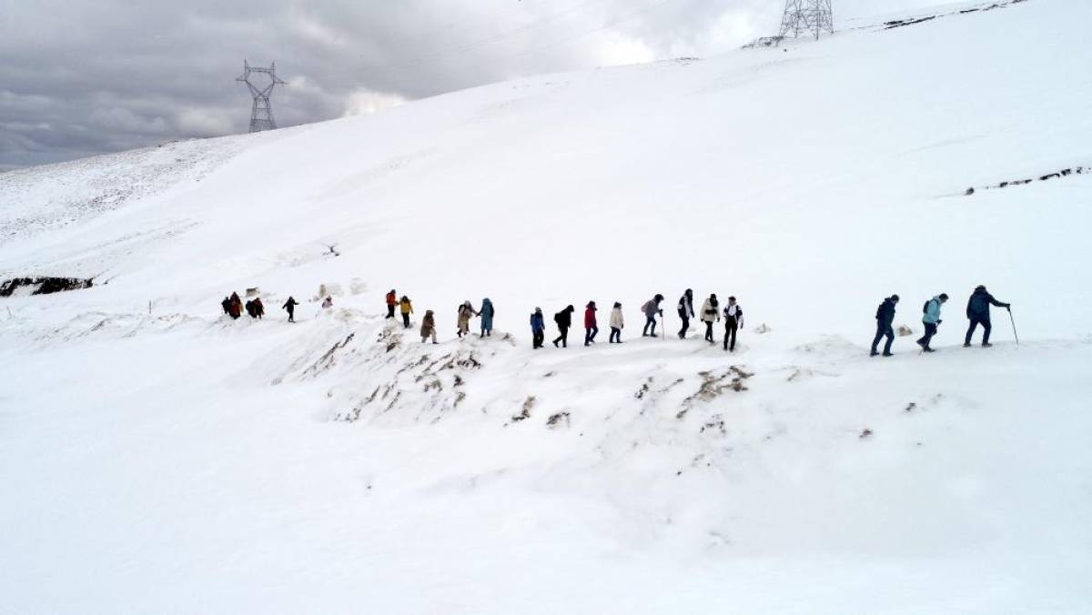 Muş'ta doğaseverler karla kaplı Kurtik Dağı'na tırmandı