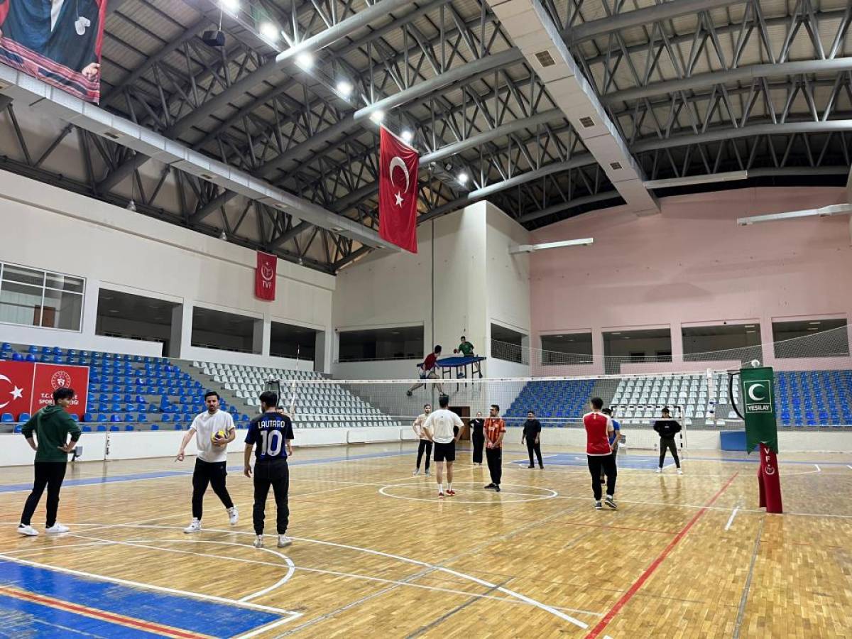 Yeşilay, Bingöl Üniversitesi öğrencileri için sinema ve voleybol etkinliği düzenledi