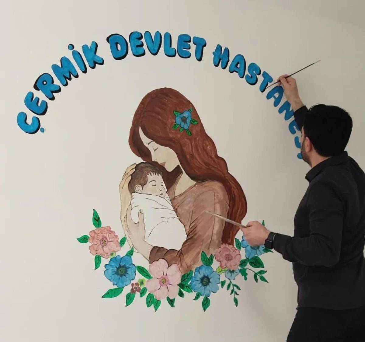 Görev yaptığı hastanenin duvarlarını resimlerle renklendirdi