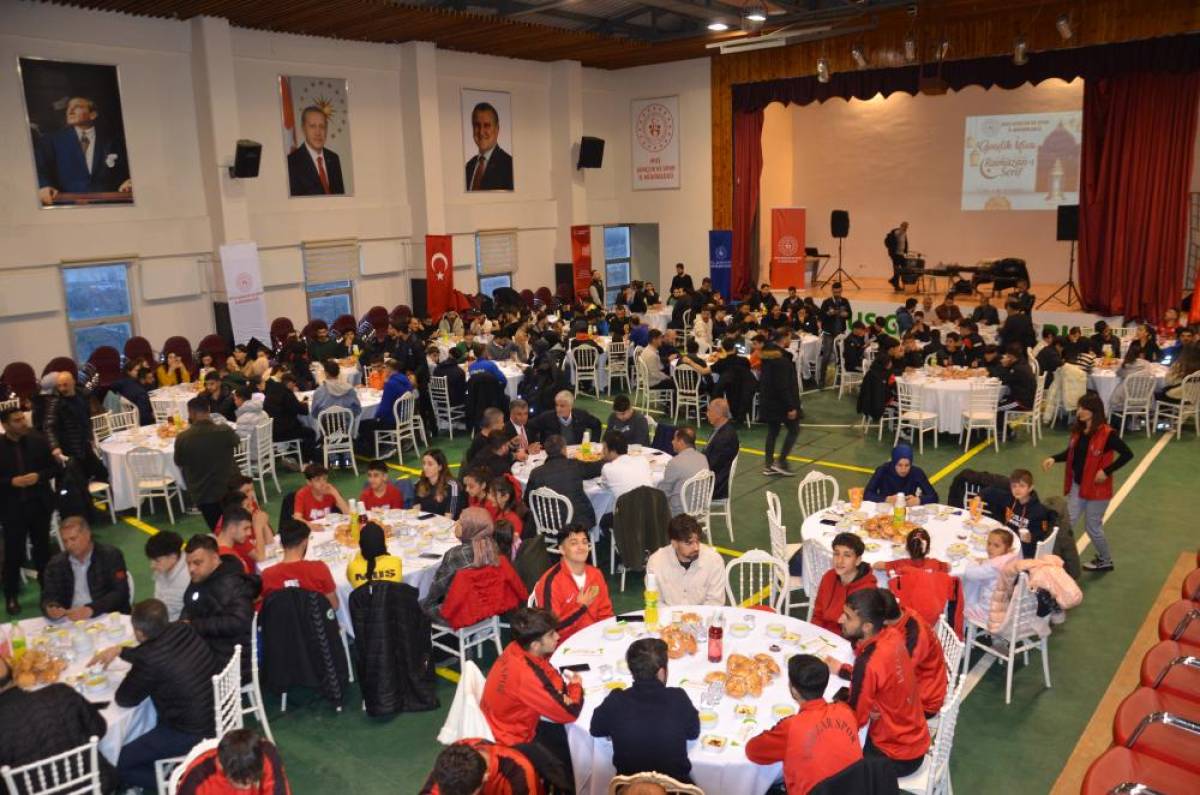 Muş Valisi Çakır, sporcularla iftar yaptı
