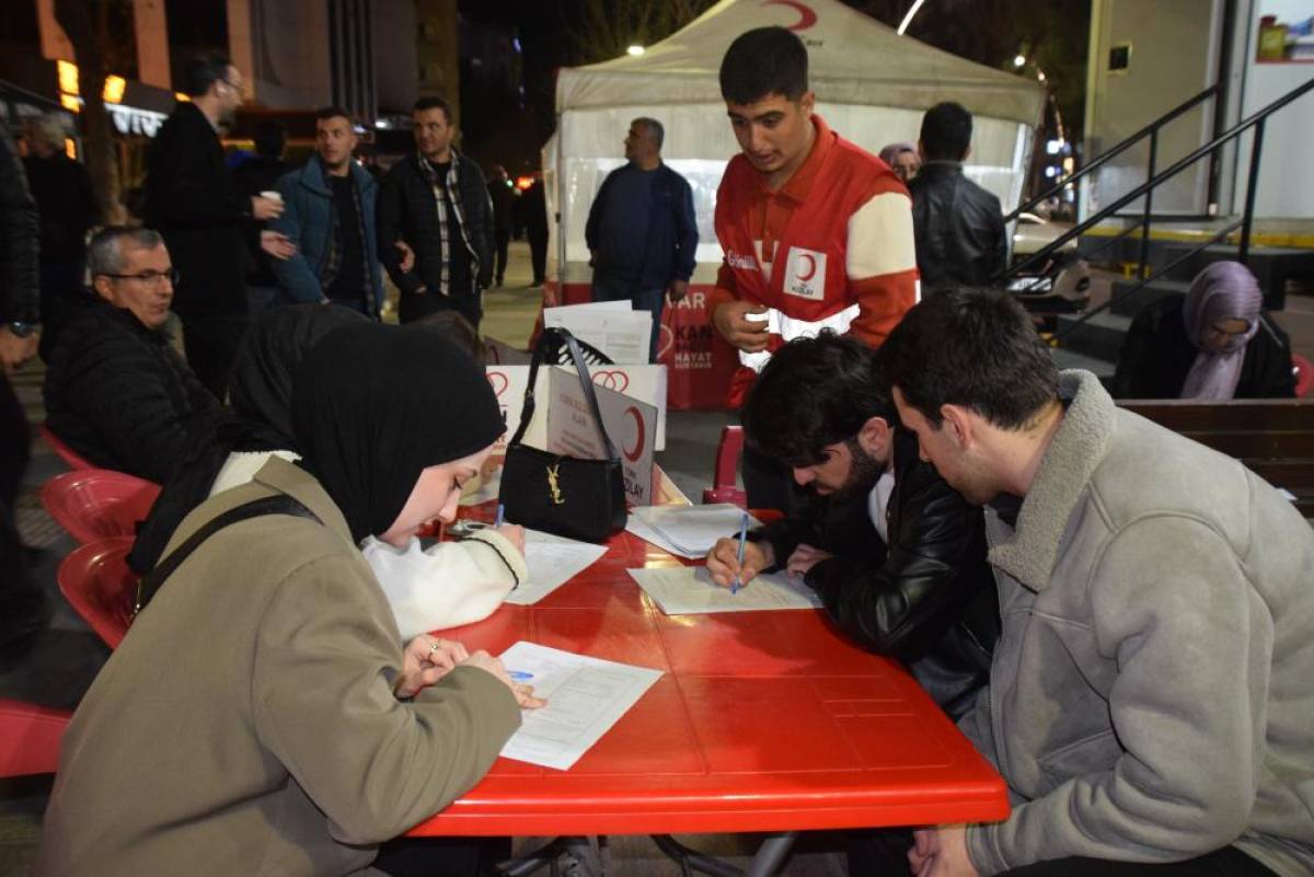 Batman Üniversitesi öğrencileri ve aileleri kan bağışında bulundu