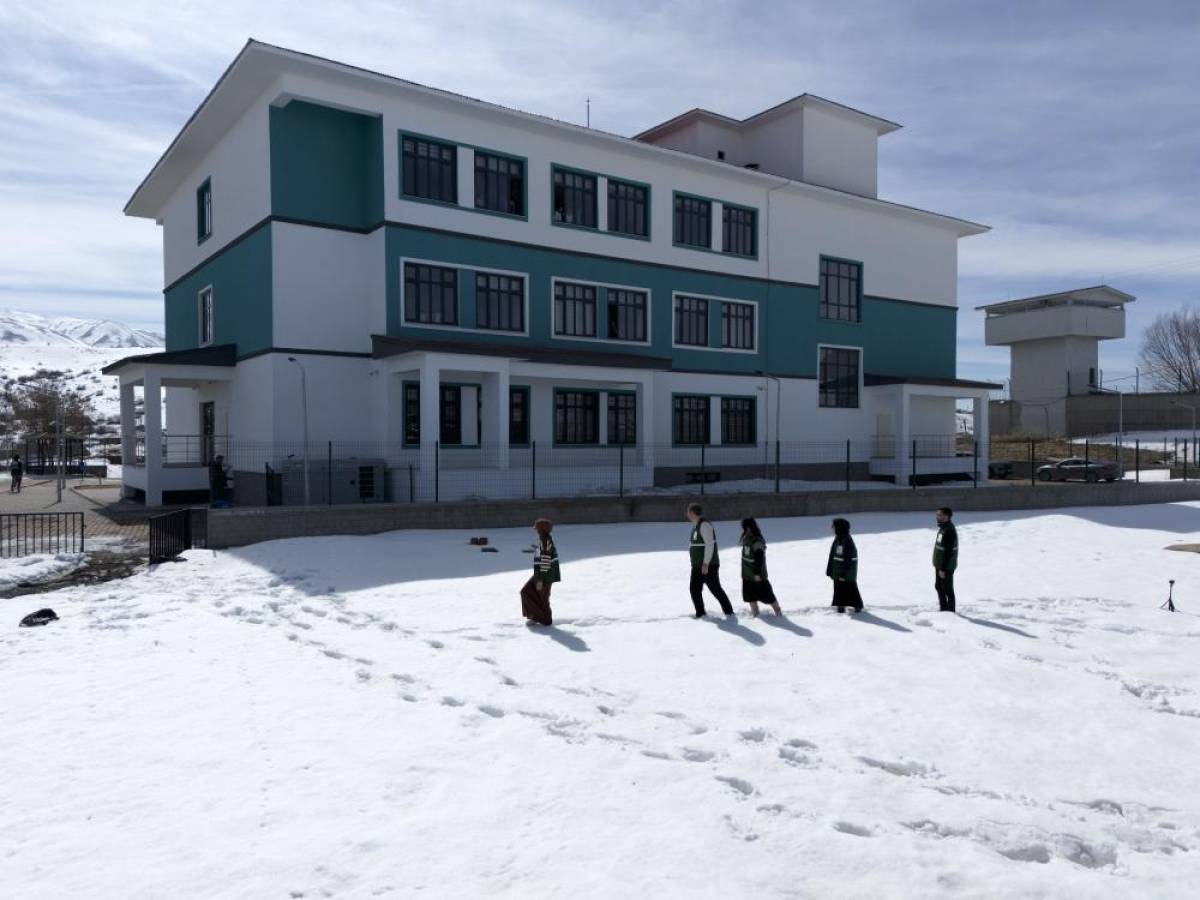 Yeşilay ekipleri köy okullarındaki öğrencileri bağımlılığa karşı bilinçlendiriyor