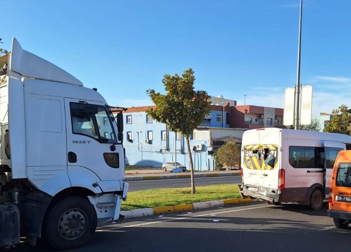 Mardin'de tırın çarptığı servis minibüsündeki 2 işçi yaralandı