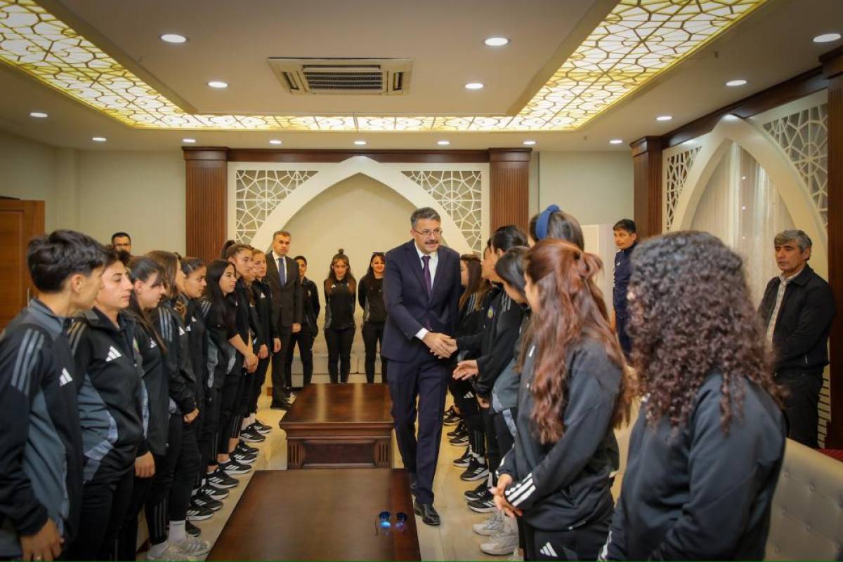 Kadın Futbol Süper Ligi'ne çıkan Yüksekovaspor oyuncularından Vali Çelik'e ziyaret