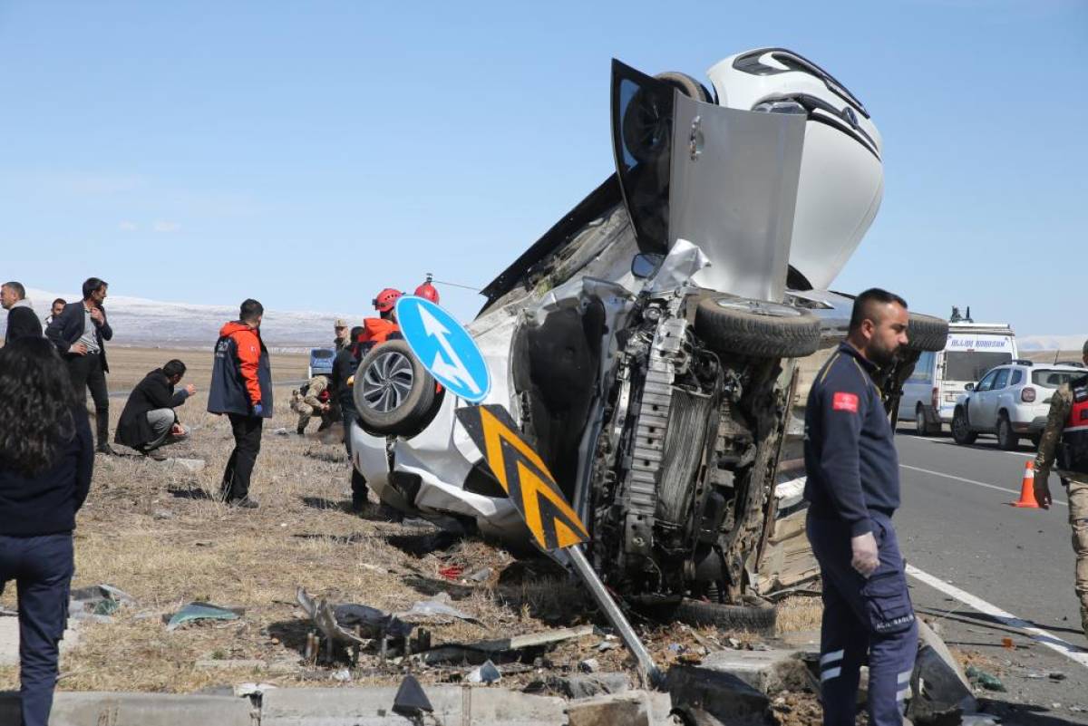 Kars'ta iki otomobil çarpıştı, 1 kişi öldü, 6 kişi yaralandı
