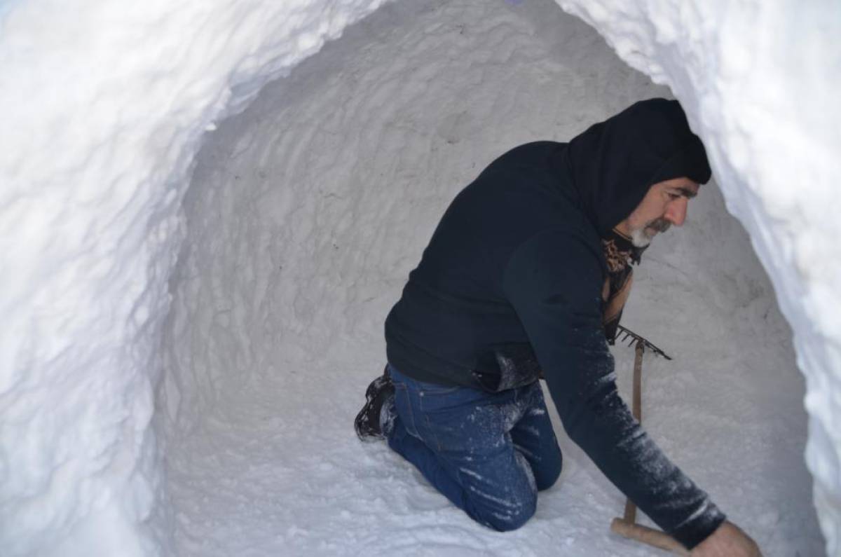 Muşlu esnaf müşterilerine yaptığı igluda çay ikram etti