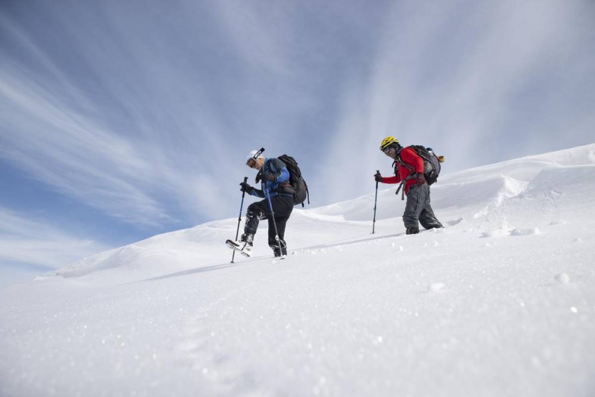Tunceli'de 2 dağcı gezi rotası belirlemek için karlı arazide 13 kilometre yol katetti