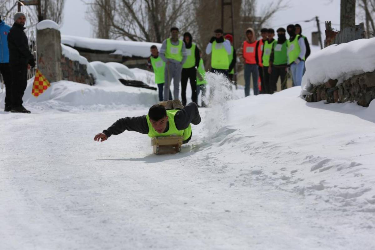 Türkiye'nin en soğuk ilçelerinden Göle'de "Kızak Festivali" düzenlendi