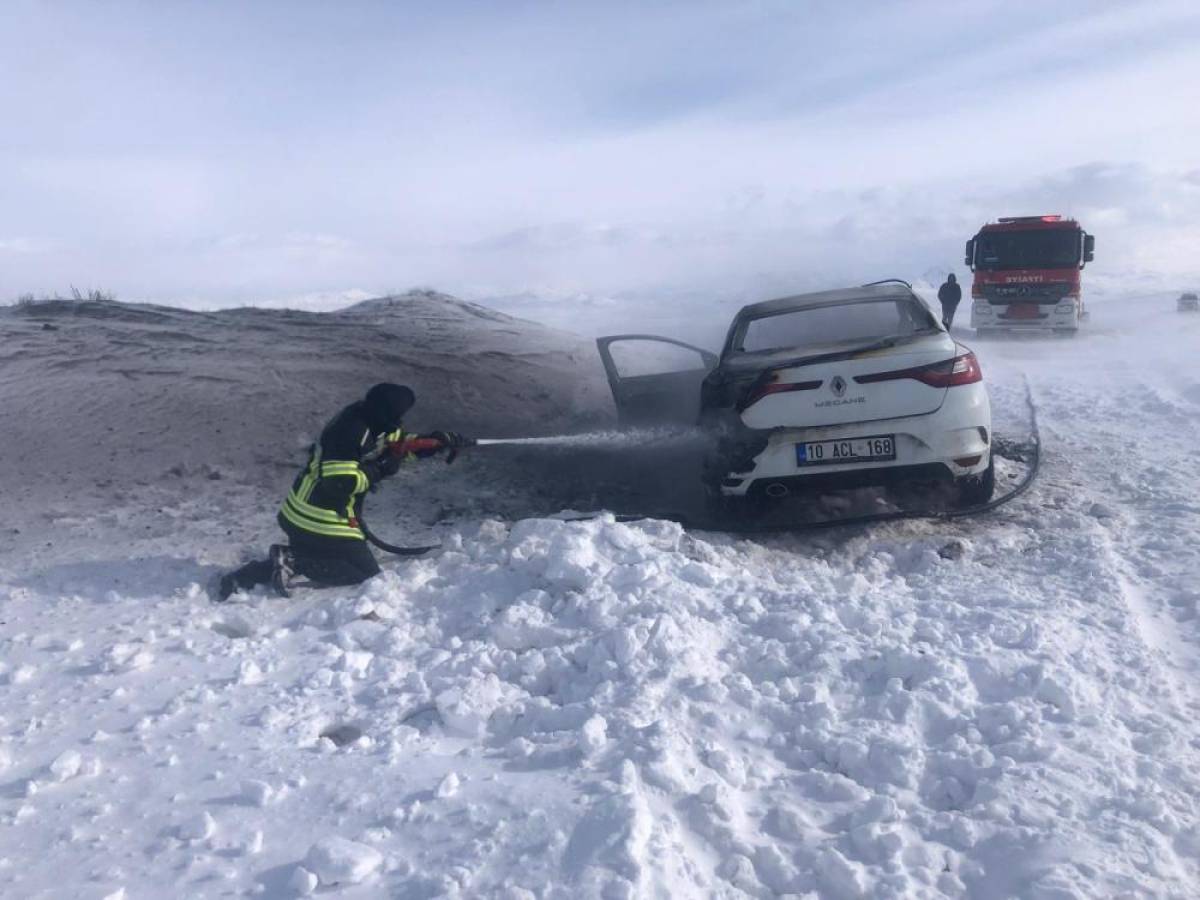 Erzurum'da seyir halindeki otomobil yandı
