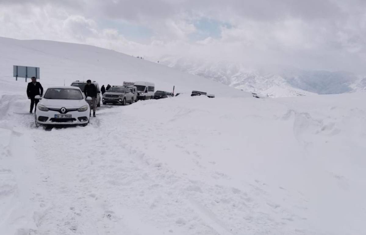 Muş'ta tipi nedeniyle araçlarında mahsur kalan vatandaşlar kurtarıldı