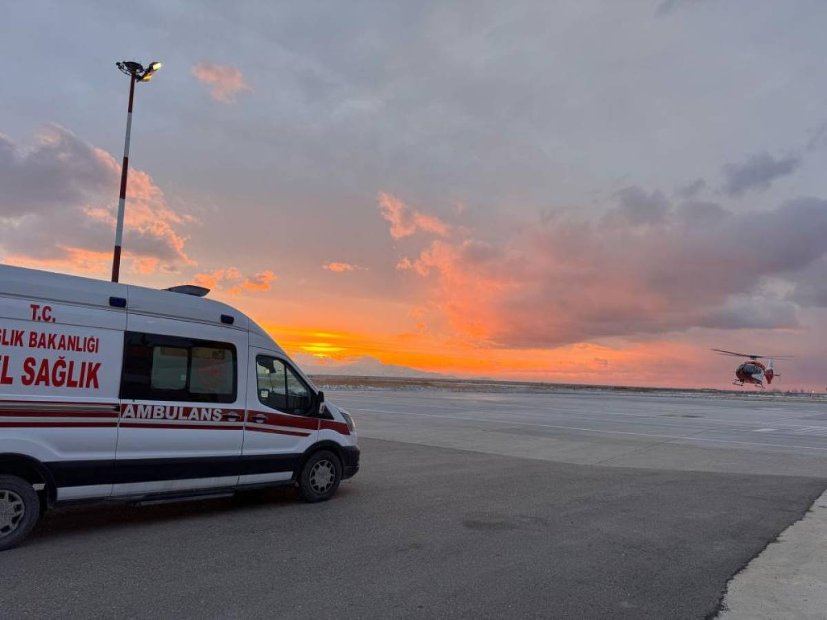 Hakkari'de hasta çocuk, ambulans helikopterle Van'a getirildi