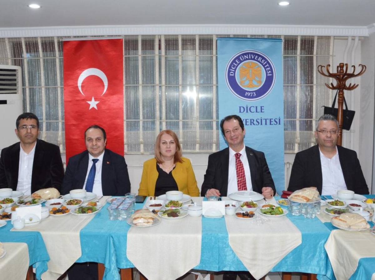 DÜ Rektörü Prof. Dr. Eronat iftarda gazetecilerle buluştu