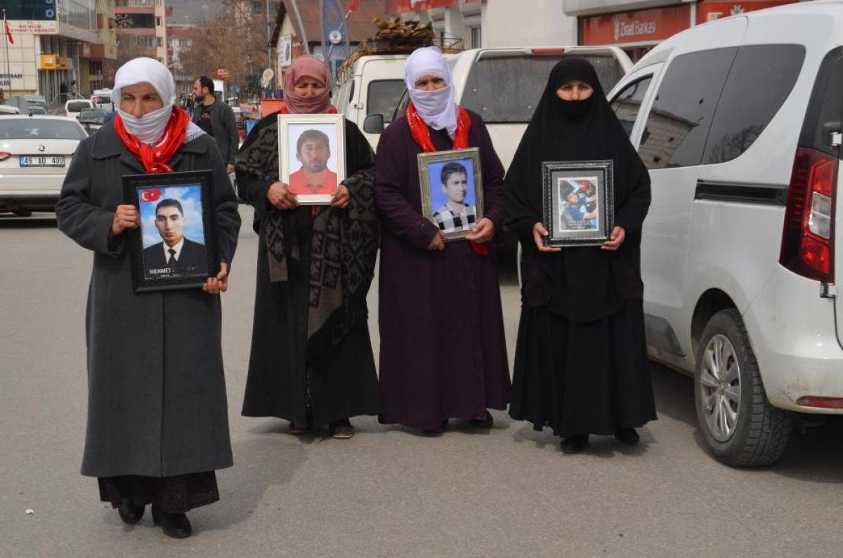 Muşlu aileler DEM Parti binası önündeki eylemlerine devam etti