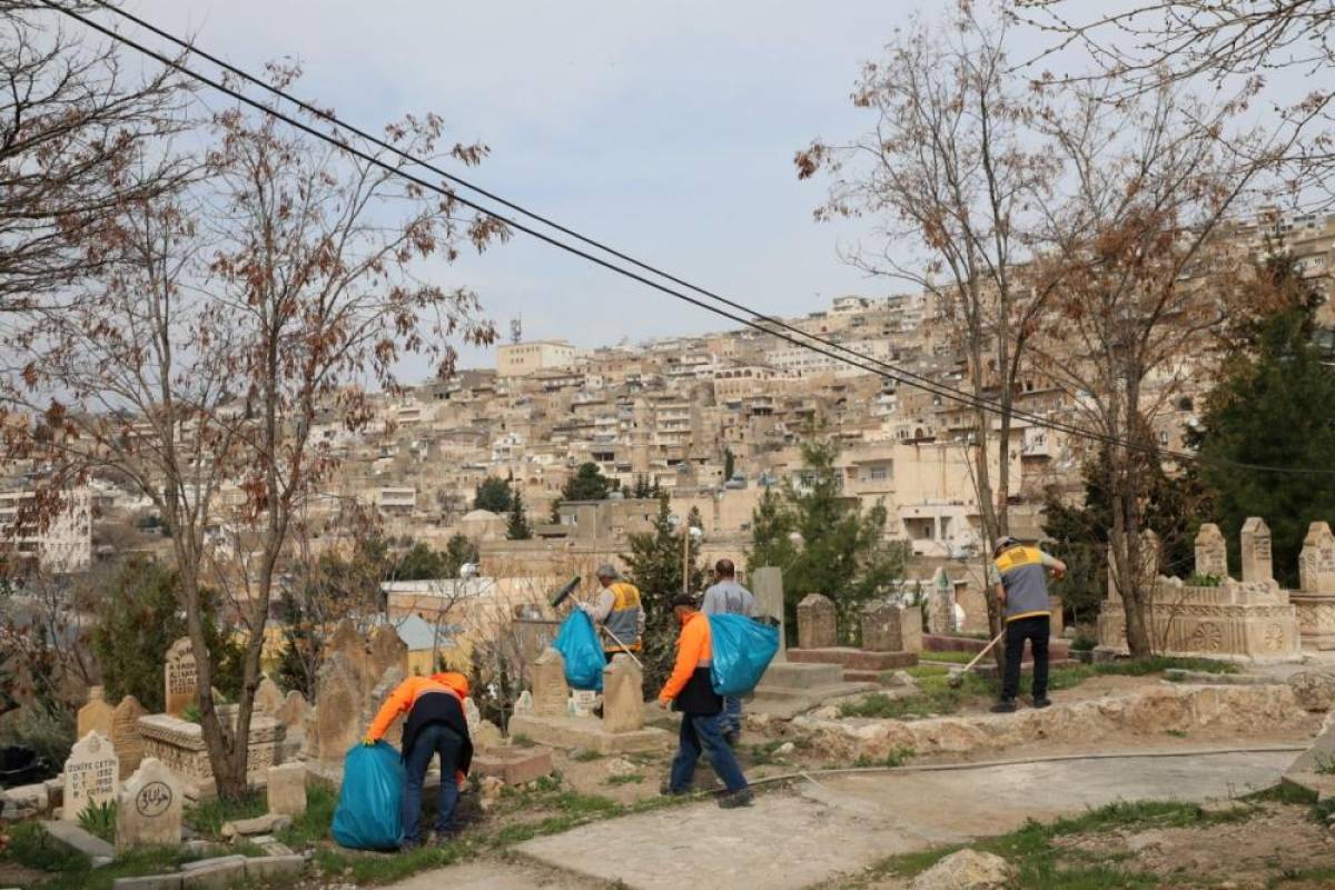 Mardin'de bayram öncesi mezarlıklarda temizlik çalışması yapılıyor