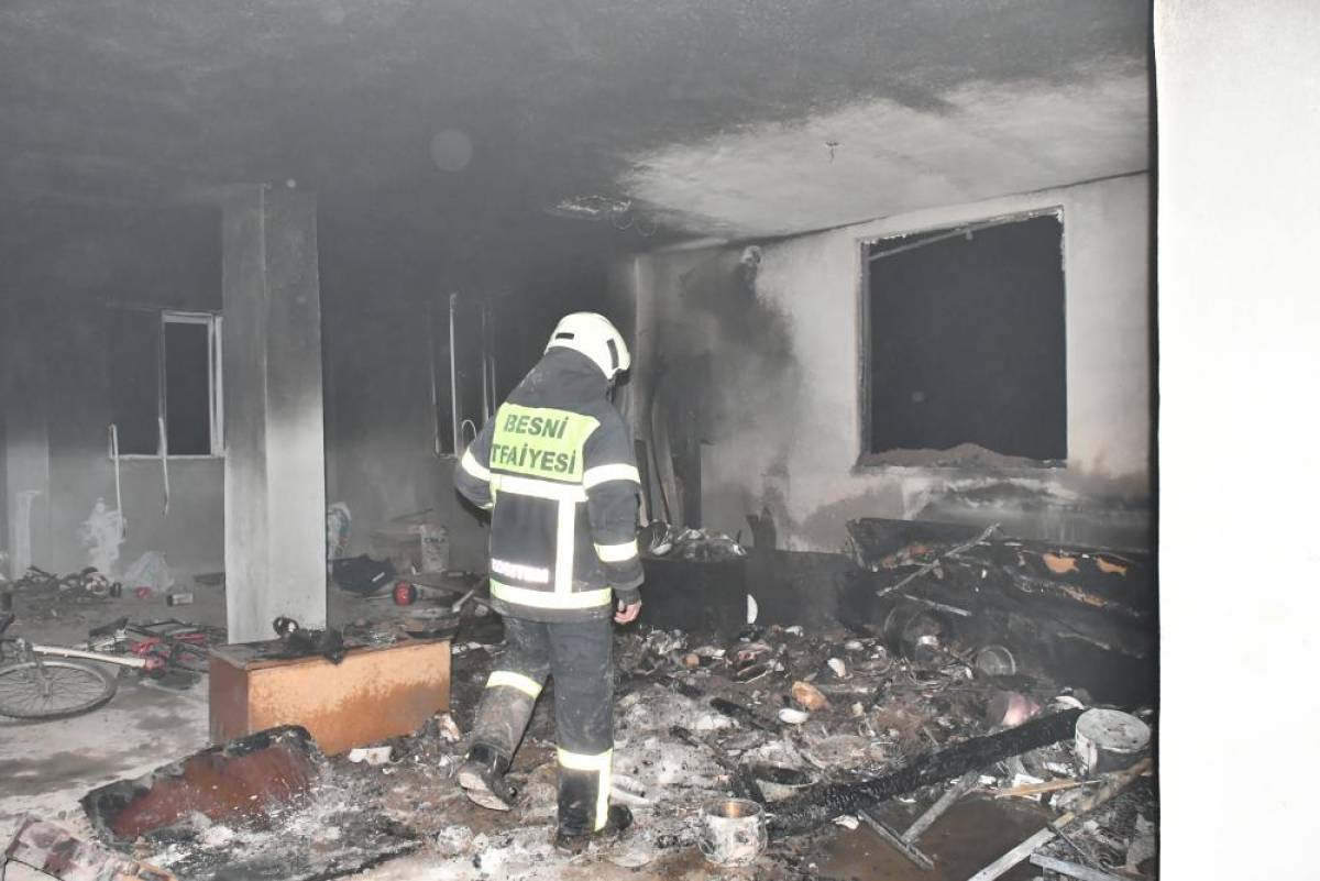 Adıyaman'da iki katlı evin deposunda çıkan yangında hasar oluştu