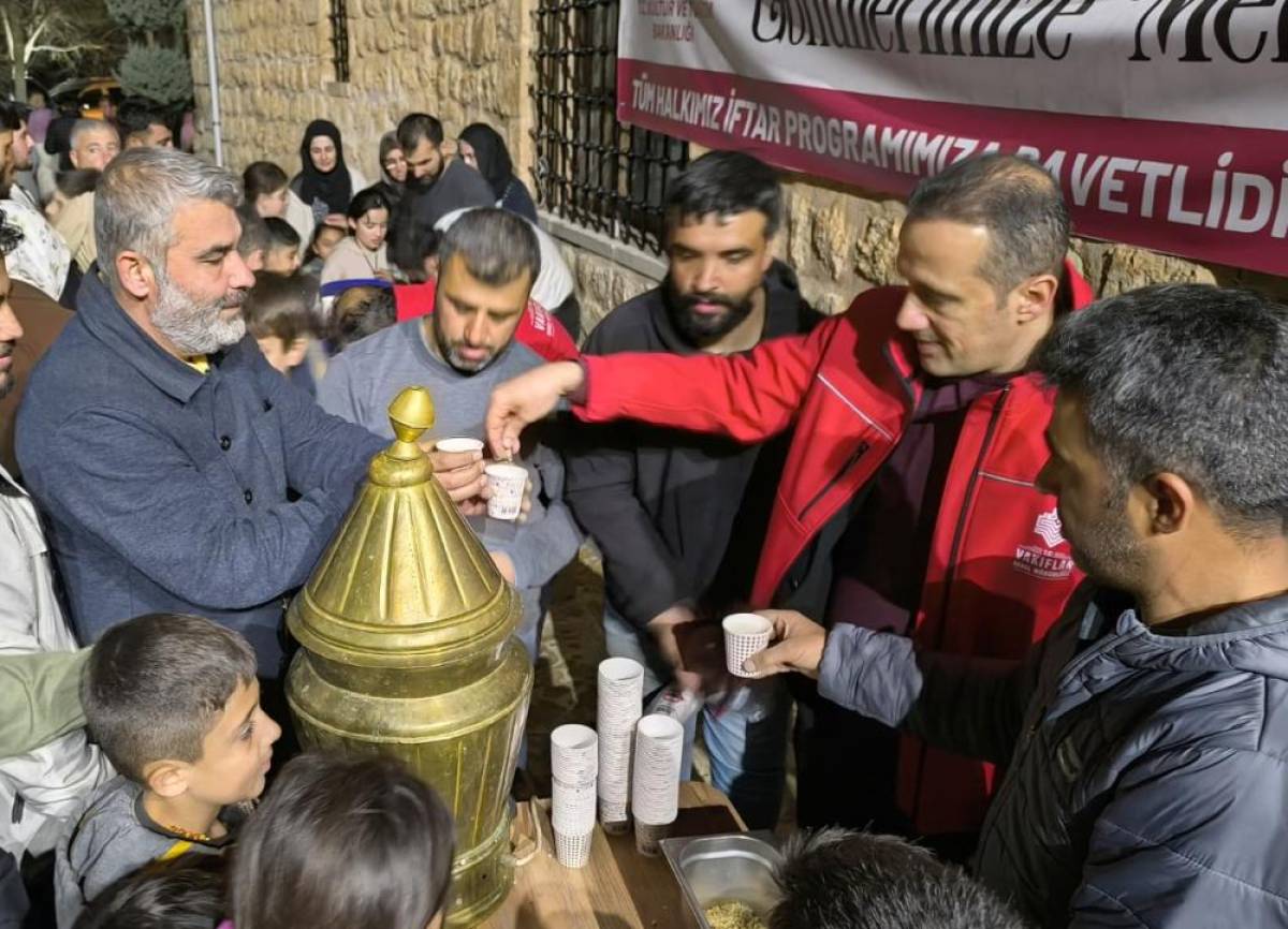 Diyarbakır ve çevre illerde Kadir Gecesi dolayısıyla salep ikramında bulunuldu