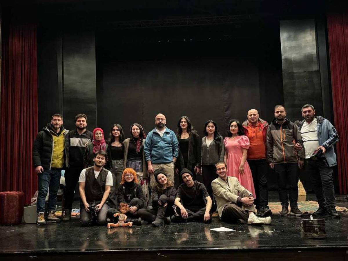 Erzurumlu tiyatrocular deprem bölgesinin ardından Ardahan ve Kars'ta oyunlar sahneledi
