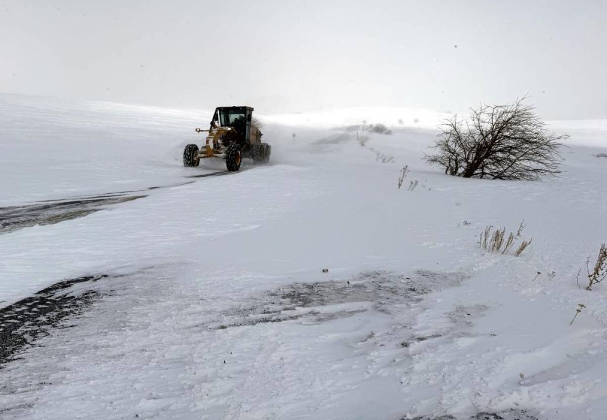 Kapanan Ardahan-Şavşat kara yolunda karla mücadele çalışması başlatıldı