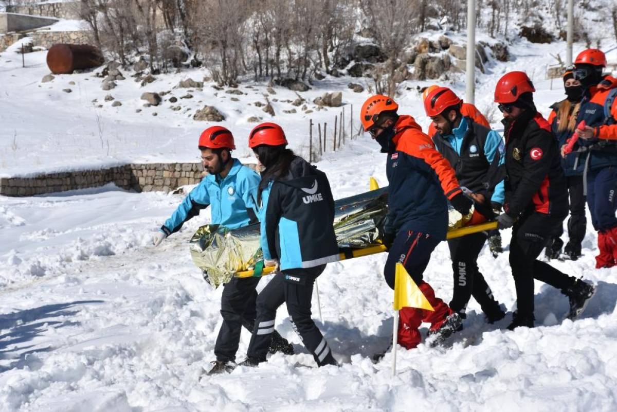 Şırnak'ta AFAD tarafından Namaz Dağı eteklerinde çığ tatbikatı yapıldı