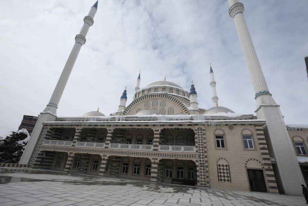 Muş'ta hayırseverlerin yardımıyla yapılan cami ibadete açıldı