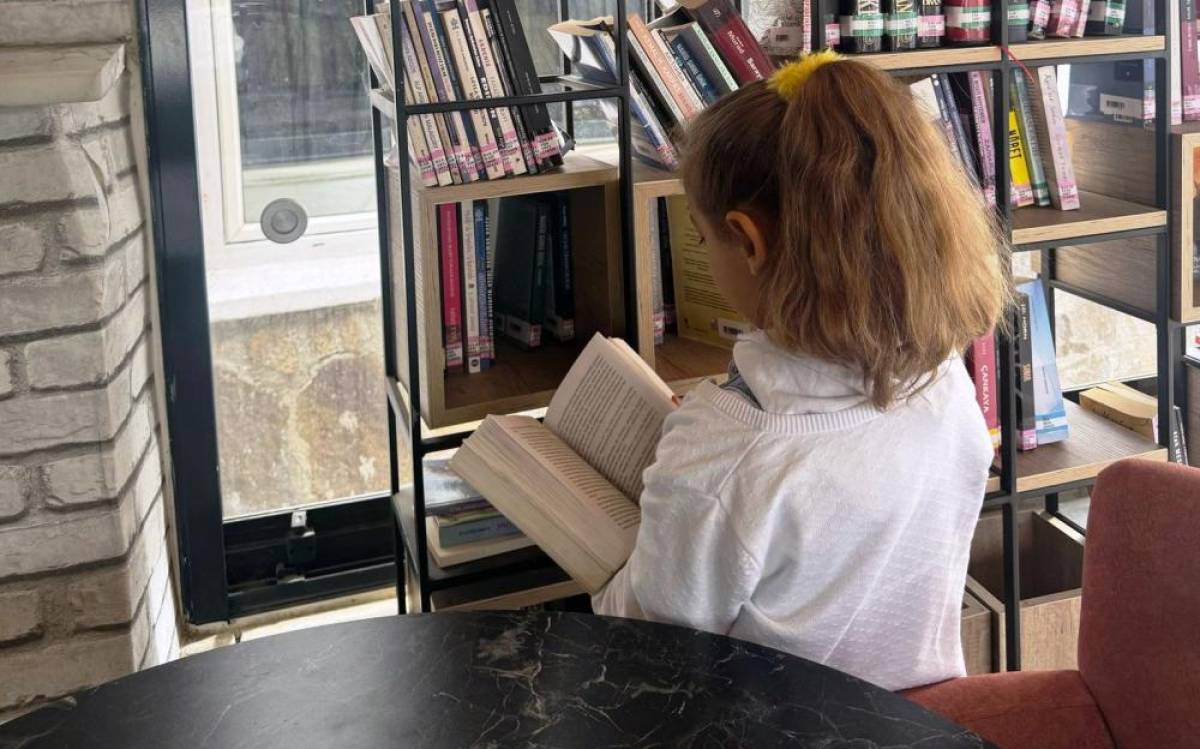 Keban'da minik öğrenciler kütüphaneyi gezdi