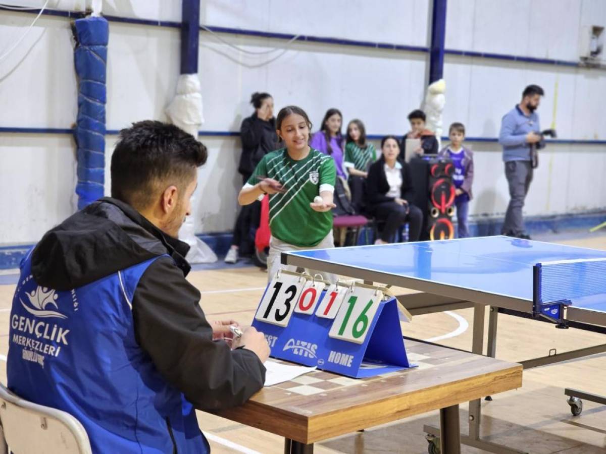 Hakkari'de Yeşilay Spor Kulübü sporcuları masa tenisi turnuvasında zirveyi kaptırmadı