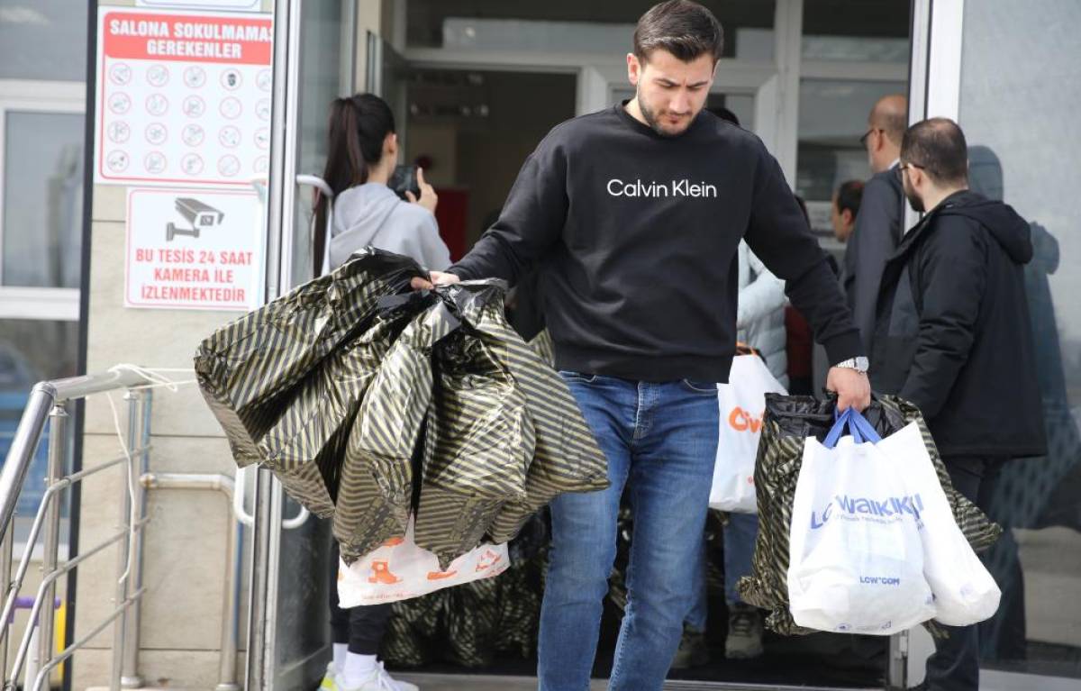 Erzurum'da üniversite öğrencileri 7 yıldır çocukları bayramlıklarla sevindiriyor