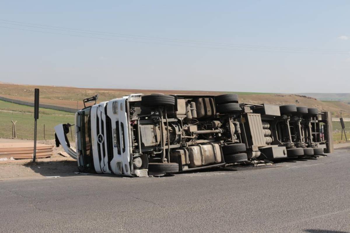 Cizre'de devrilen ahşap yüklü tırın sürücüsü yaralandı