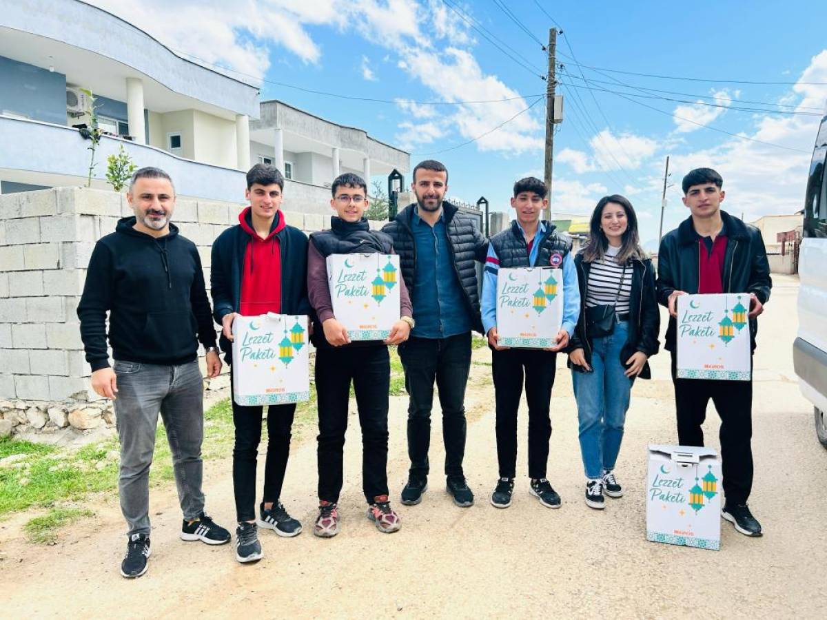 Silopi'de lise öğrencileri ihtiyaç sahipleri için ramazan kolisi hazırladı