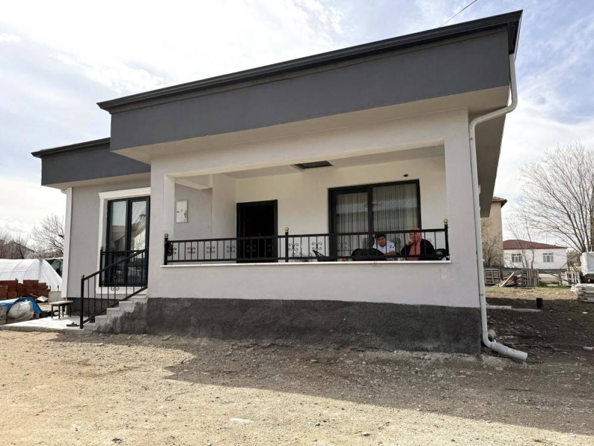 Elazığ'da "yerinde dönüşüm" diyen depremzedeler yeni evlerinde ilk bayramı karşılıyor