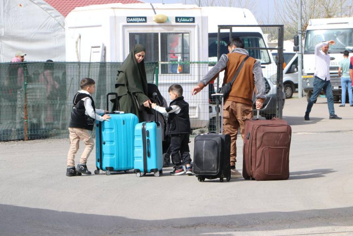 Türkiye'deki Suriyelilerin Kilis'ten ülkelerine dönüşü arife gününde de sürüyor