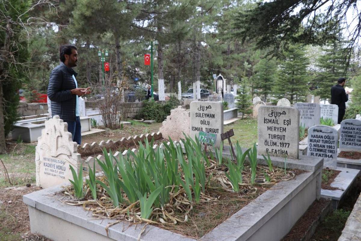 Elazığ'da bayram arifesinde mezarlıklar ziyaret edildi