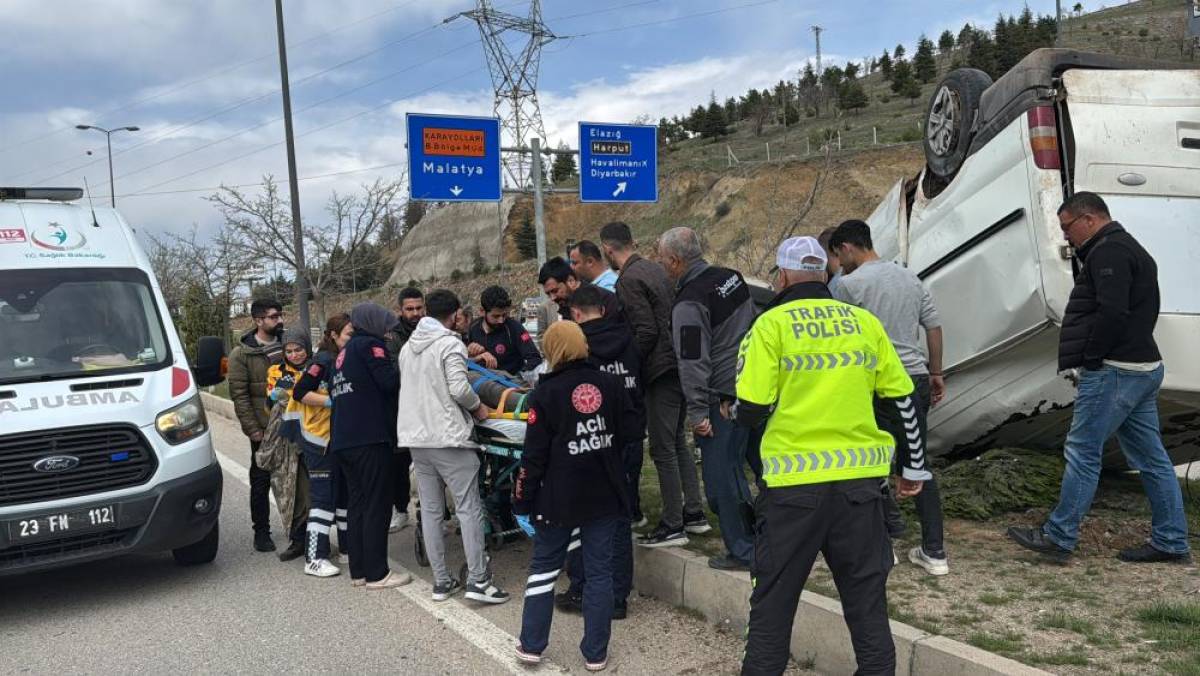 Elazığ'da devrilen hafif ticari aracın sürücüsü yaralandı
