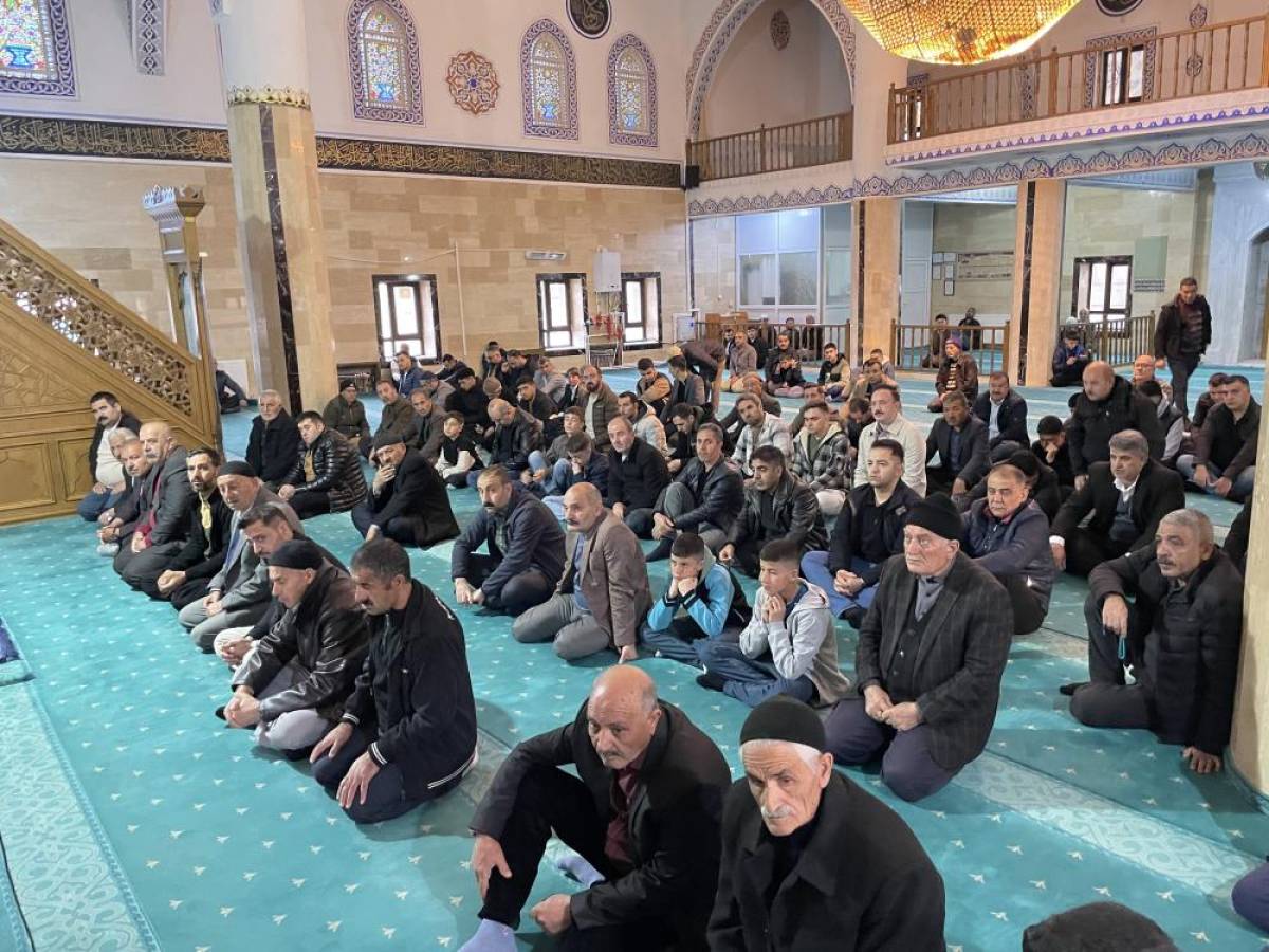 Malazgirt'te bayram namazı kılındı