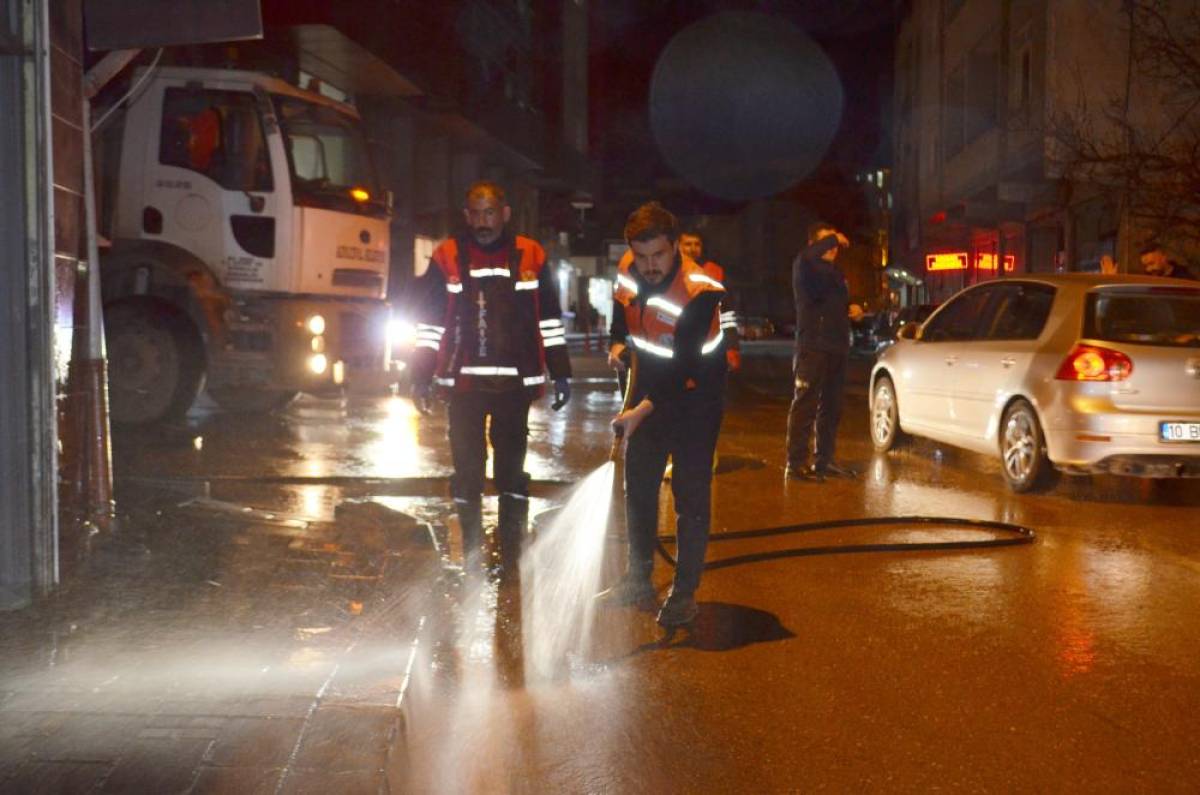 Adilcevaz Belediye Başkanı Akbaba, temizlik çalışmalarına katıldı