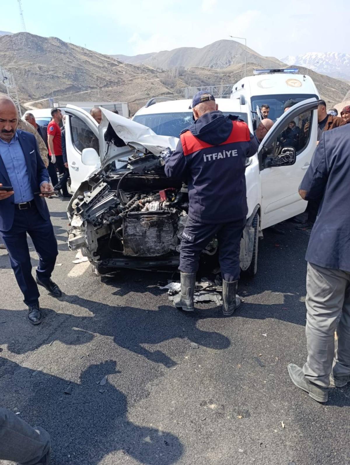 Hakkari'de pikap ile hafif ticari aracın çarpıştığı kazada 9 kişi yaralandı