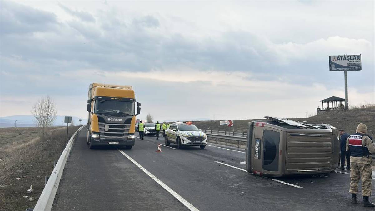 Erzurum'da devrilen hafif ticari araçtaki 2 kişi yaralandı