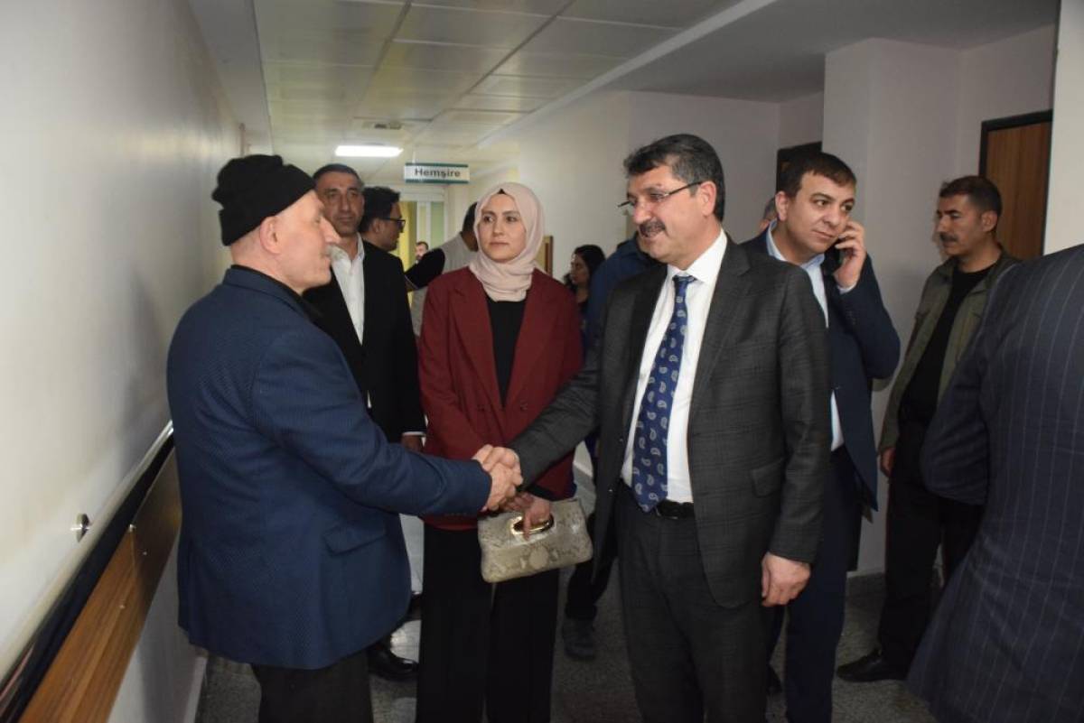 AK Parti Batman Milletvekili Nasıroğlu'ndan hastalara bayram ziyaret