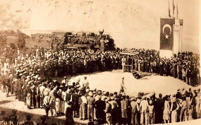 81 Yıl Önce Cumhuriyet Bayramı’nda Kurtalan’da İlk Tren Karşılandı