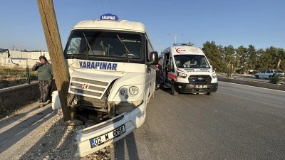 Adıyaman'da elektrik direğine çarpan yolcu minibüsündeki 8 yolcu yaralandı